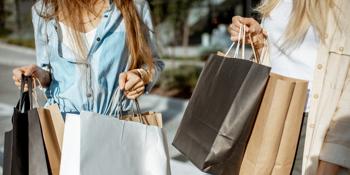 Shoppers look for deals during last minute holiday shopping Shoppers look for deals during last minute holiday shopping