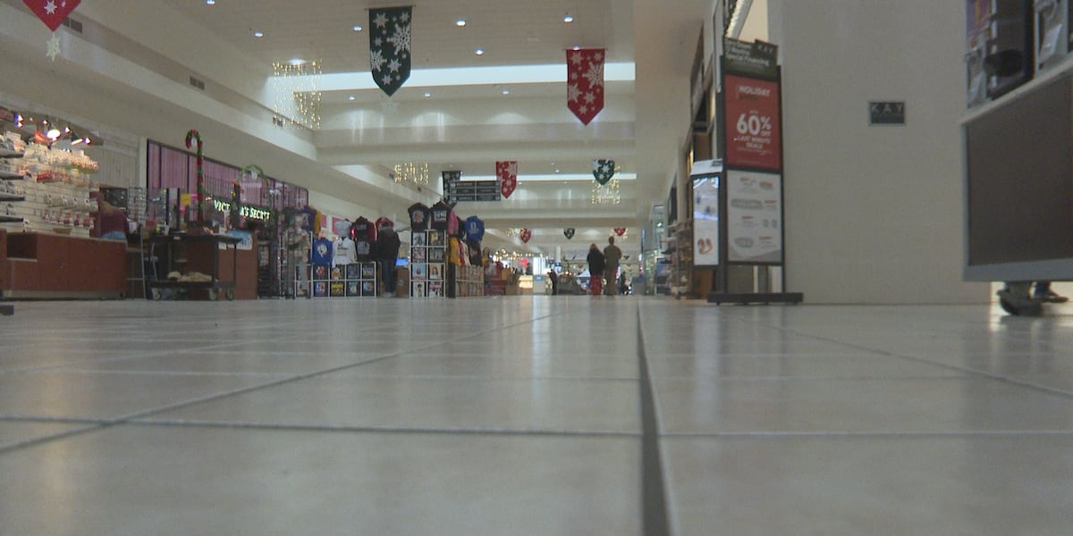 Last minute shopping at Grand Central Mall Last minute shopping at Grand Central Mall