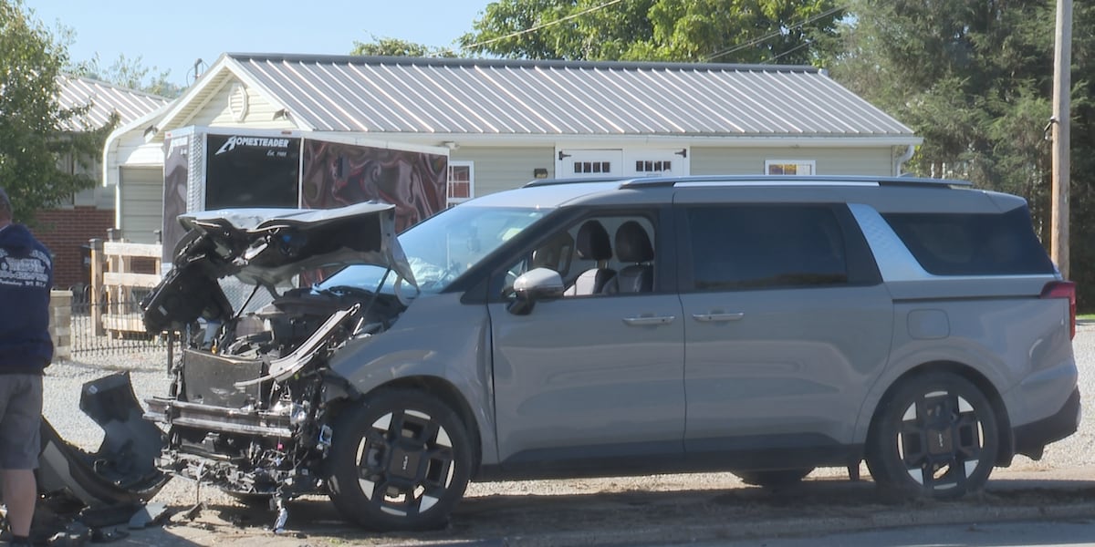 Two-car accident in Belpre shuts down traffic