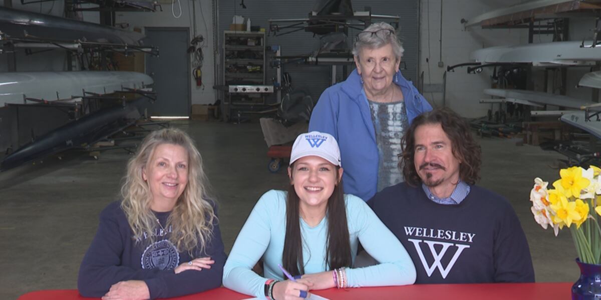 Oona Lazer signs with Wellesley College for rowing